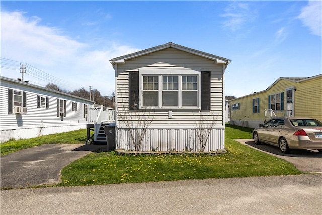 manufactured / mobile home featuring a front lawn