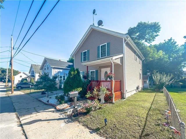 view of front of property featuring fence and a front yard