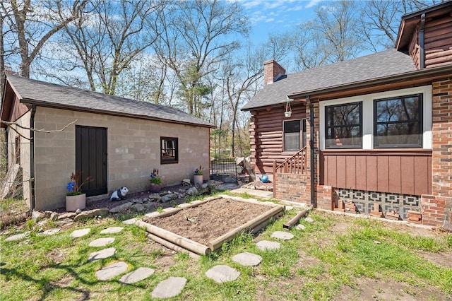 view of yard featuring an outbuilding