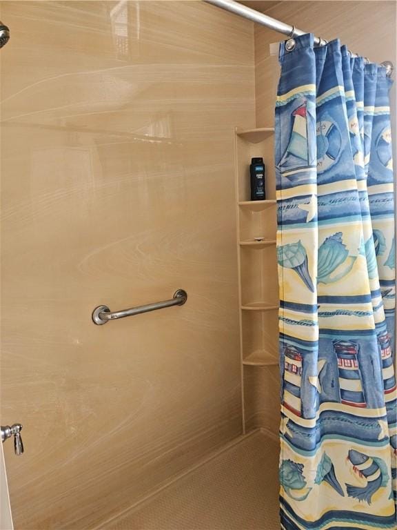 full bathroom featuring a shower with shower curtain