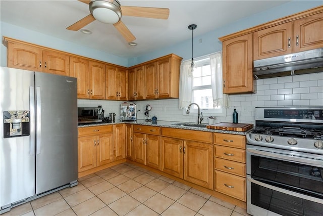kitchen with a ceiling fan, under cabinet range hood, tasteful backsplash, a sink, and stainless steel appliances