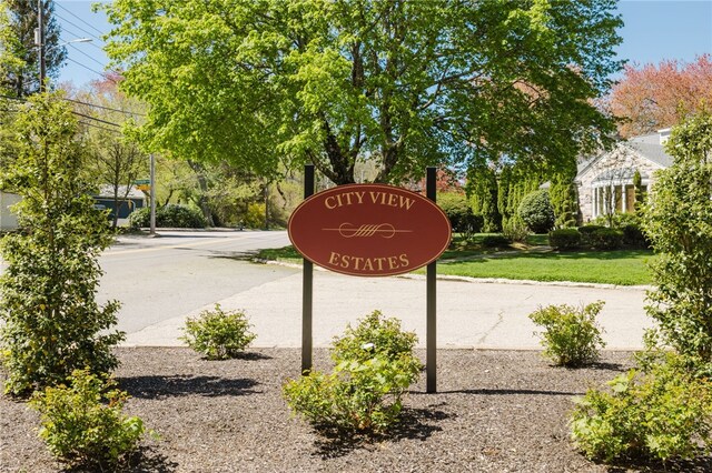 community sign featuring a yard
