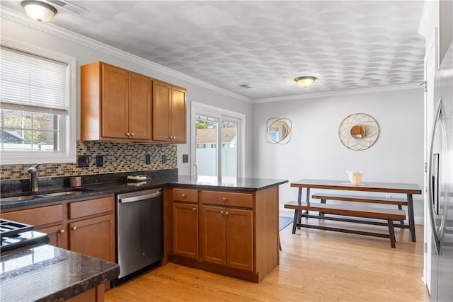 kitchen featuring visible vents, appliances with stainless steel finishes, a sink, a peninsula, and a wealth of natural light