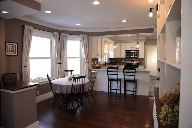 dining area with dark wood-style flooring, baseboards, recessed lighting, and visible vents