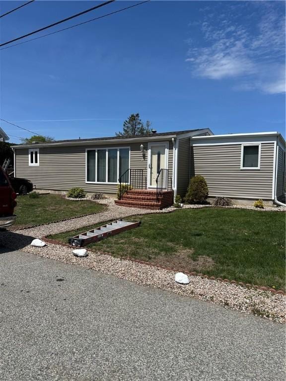 manufactured / mobile home featuring a front yard