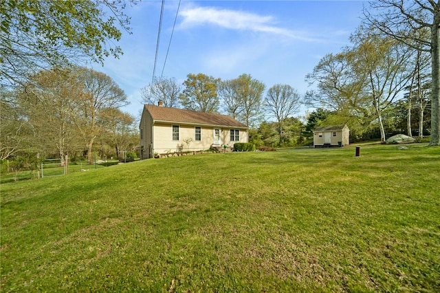 view of yard featuring an outdoor structure