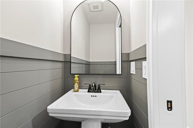 bathroom featuring a sink
