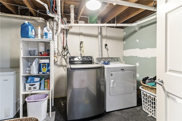 386 Stone Church Rd, Tiverton, RI 02878 - laundry area with washer and clothes dryer