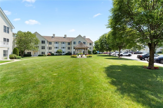 view of property's community featuring a yard