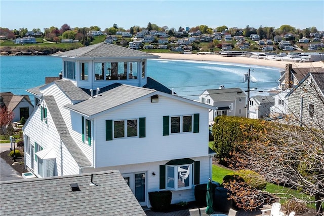 view of front facade with a shingled roof and a residential view