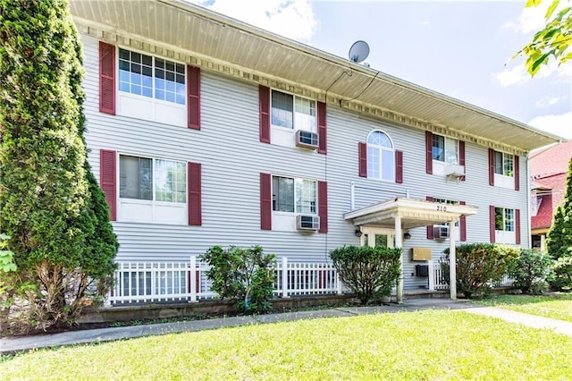 view of front of house featuring cooling unit and a front yard