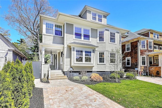 traditional style home featuring a front yard