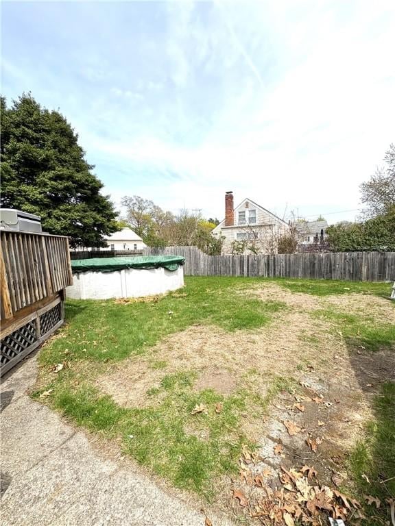 view of yard featuring fence and a fenced in pool