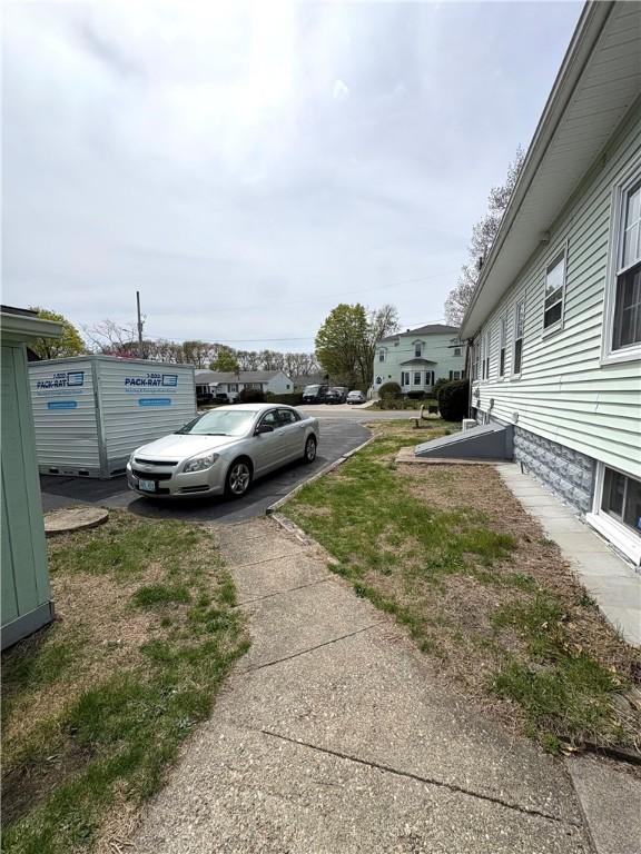 view of yard featuring driveway