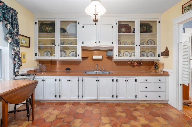 35 Miles Ave, East Providence, RI 02914 - bar with a sink, tasteful backsplash, and hanging light fixtures