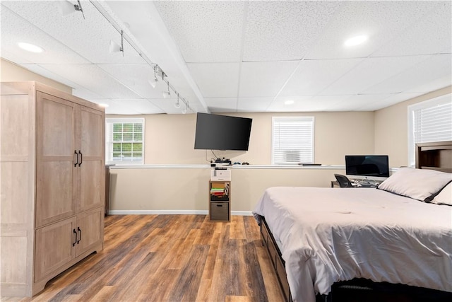 bedroom featuring light wood-style flooring, baseboards, and recessed lighting