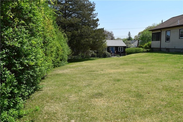 view of green lawn