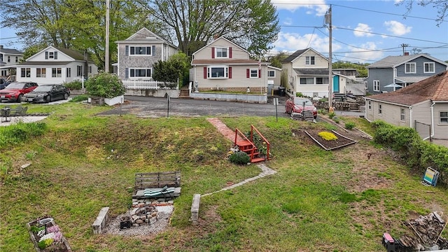 view of yard with a residential view