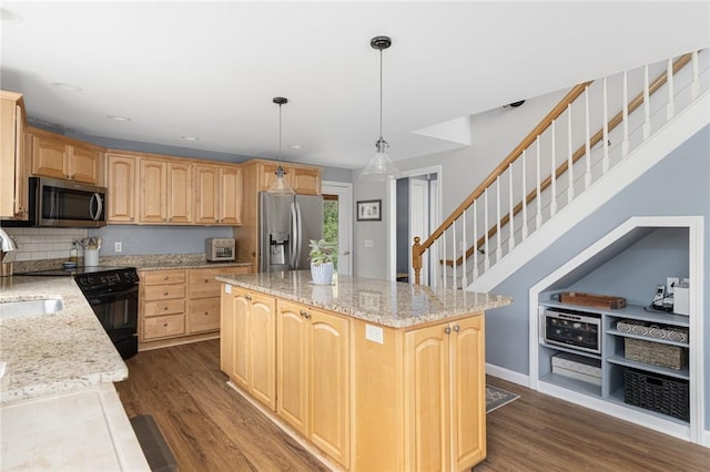 kitchen featuring stainless steel appliances, dark wood-style flooring, a center island, tasteful backsplash, and recessed lighting