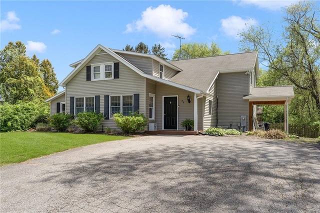 view of front facade featuring driveway and a front lawn