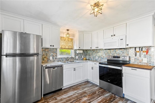 kitchen with stainless steel appliances, dark wood-style flooring, a sink, white cabinets, and decorative backsplash
