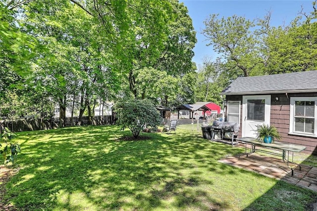 view of yard featuring view of scattered trees