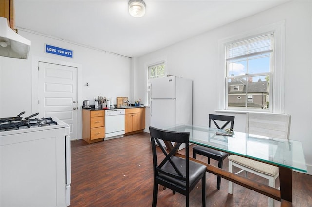 kitchen featuring white appliances, dark wood-type flooring, under cabinet range hood, and an office area