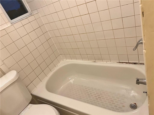 87 Oakland Ave, Providence, RI 02908 - full bathroom with toilet and a bath