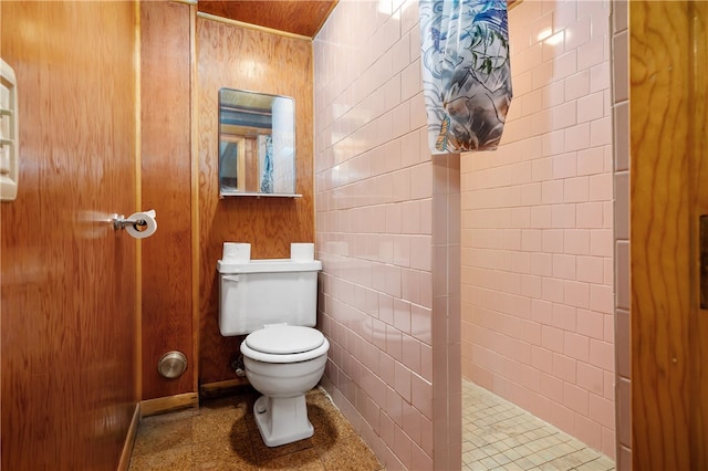bathroom with toilet and tiled shower