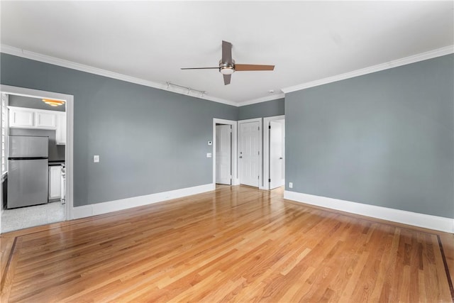 unfurnished bedroom featuring freestanding refrigerator, light wood finished floors, ornamental molding, baseboards, and ceiling fan