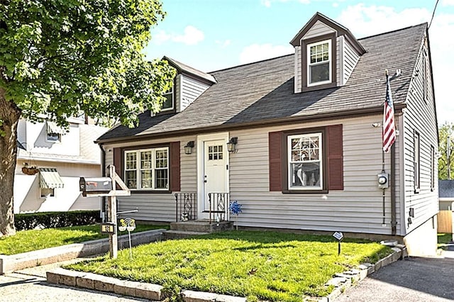 cape cod-style house featuring a front lawn