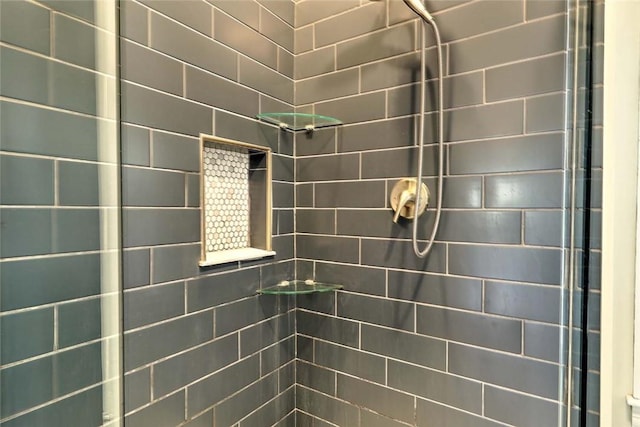 bathroom featuring tiled shower
