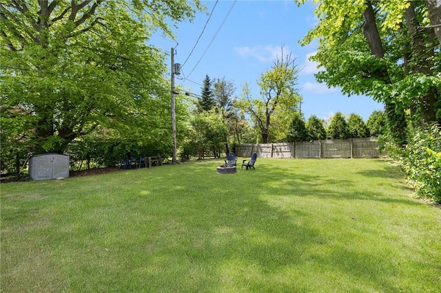 view of yard featuring a fire pit