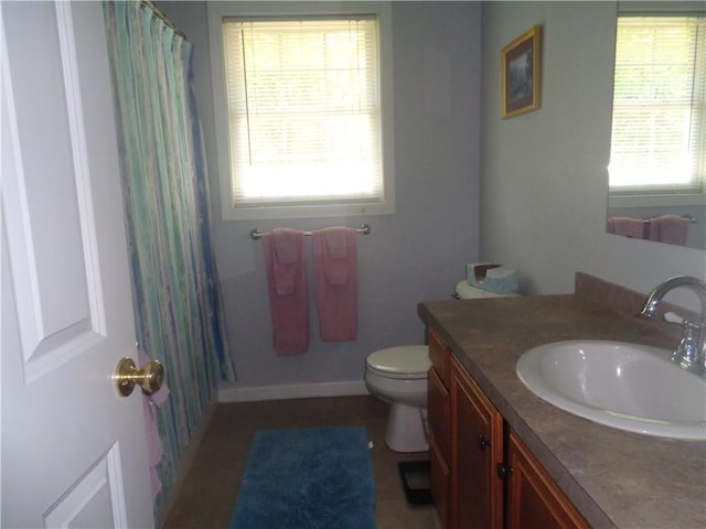 full bath featuring plenty of natural light, vanity, toilet, and curtained shower