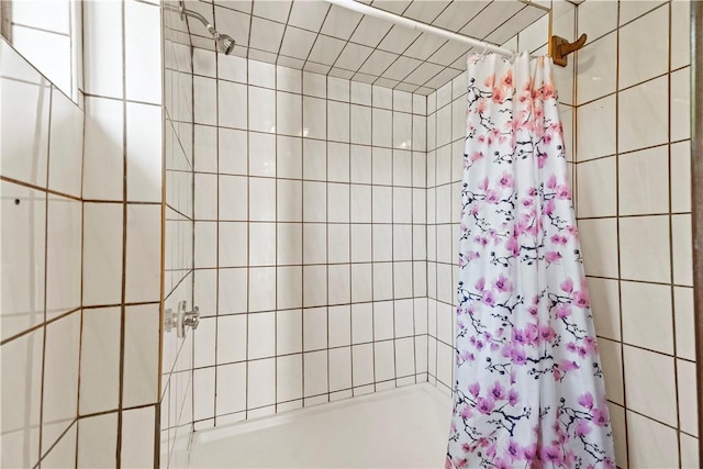 bathroom with a tile shower