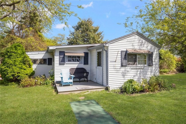 back of house featuring a lawn