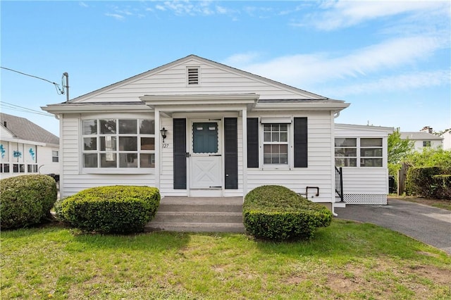view of front of house with a front lawn