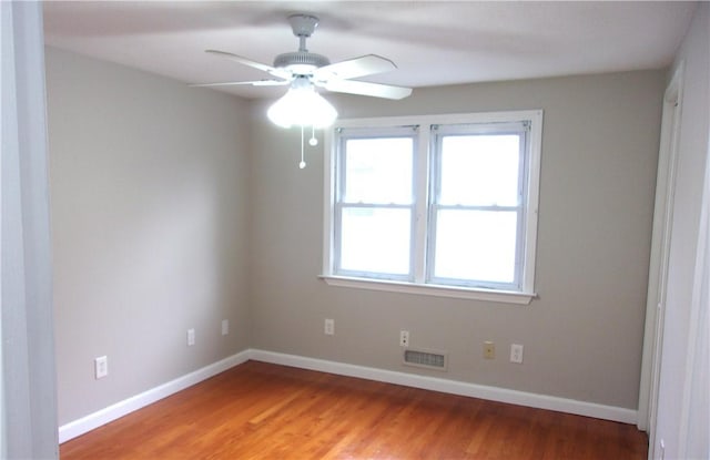 unfurnished room featuring light wood-style flooring, baseboards, and a ceiling fan