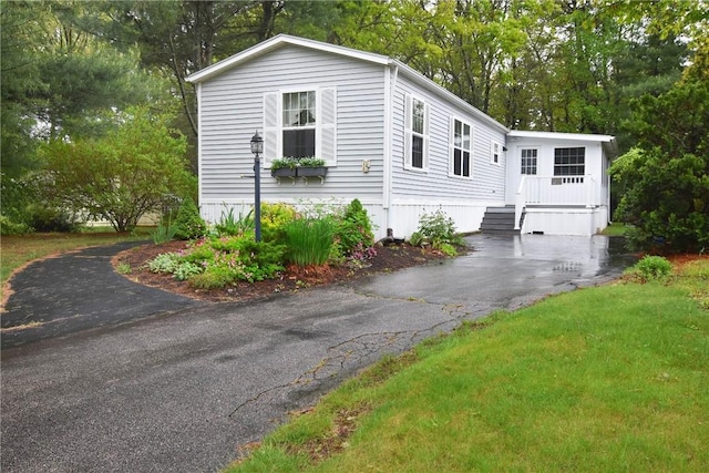 manufactured / mobile home featuring view of wooded area