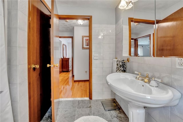 bathroom featuring tile walls