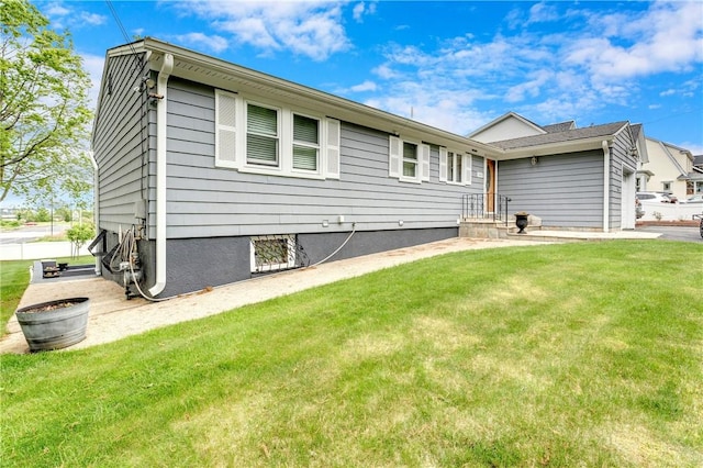 back of house featuring a lawn