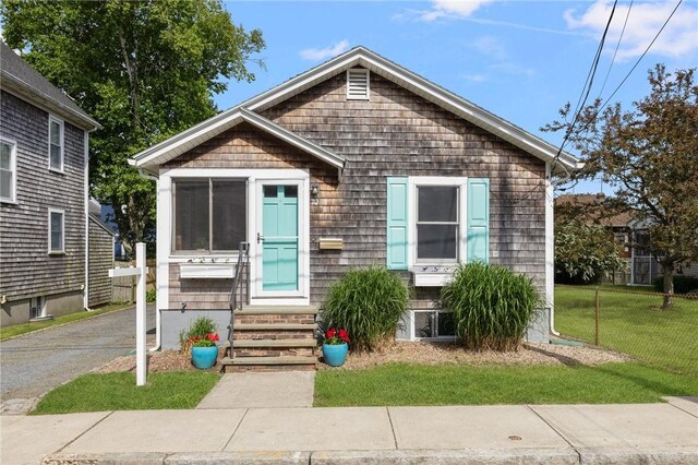 10 Curry Ave, Newport, RI 02840 - bungalow-style home with entry steps and a front yard