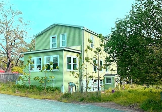 72 Jefferson St, Tiverton, RI 02878 - view of side of home