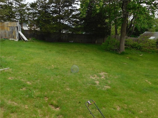 view of yard featuring an outdoor structure