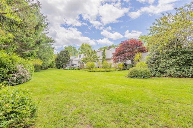 10 Bartlett Rd, Middletown, RI 02842 - view of green lawn