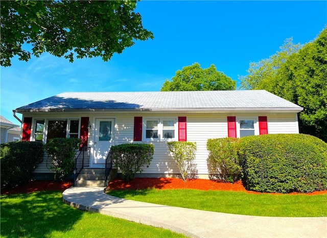 10 Cavalier Rd, Narragansett, RI 02882 - single story home with a front yard