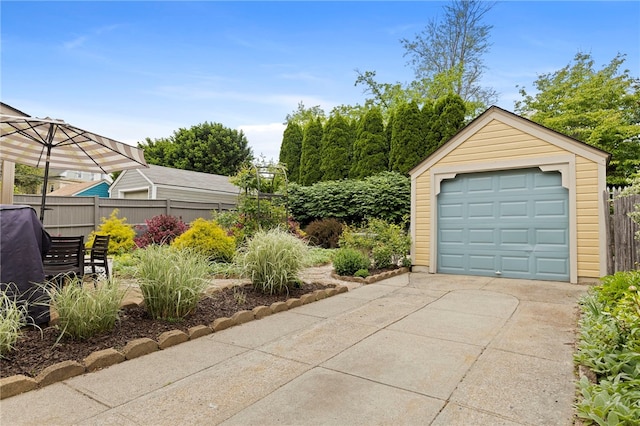 405 Eaton St, Providence, RI 02908 - detached garage with driveway