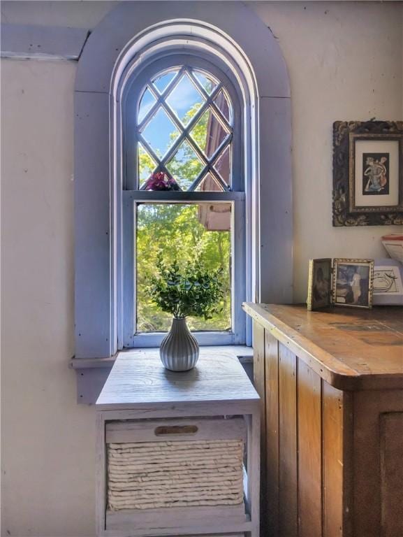 219 Nanaquaket Rd, Tiverton, RI 02878 - detailed view of arched walkways