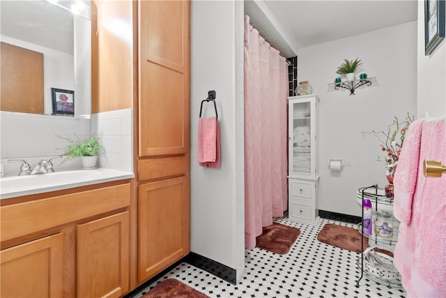 510 Child St Unit 105B, Warren, RI 02885 - full bath featuring vanity, baseboards, and curtained shower