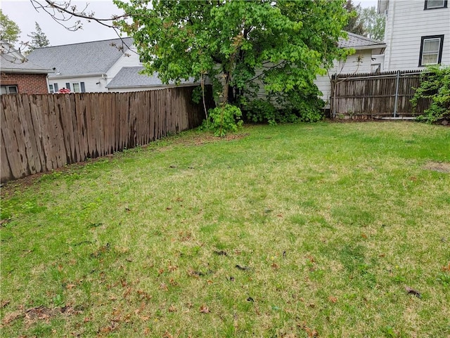 33 Zella St, Providence, RI 02908 - view of yard